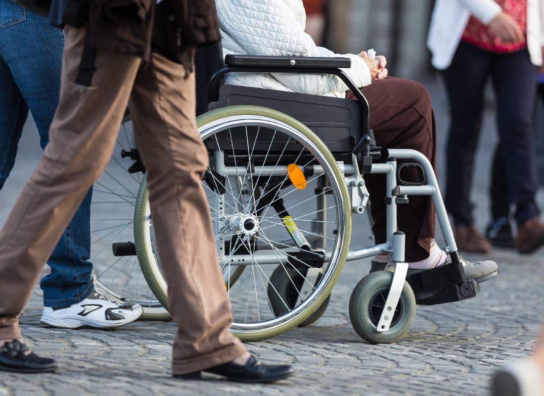 Osoba na wózku w ruchu ulicznym. Obrazek w artykule: Barierki dla niepełnosprawnych - jakie wybrać i gdzie zainstalować?