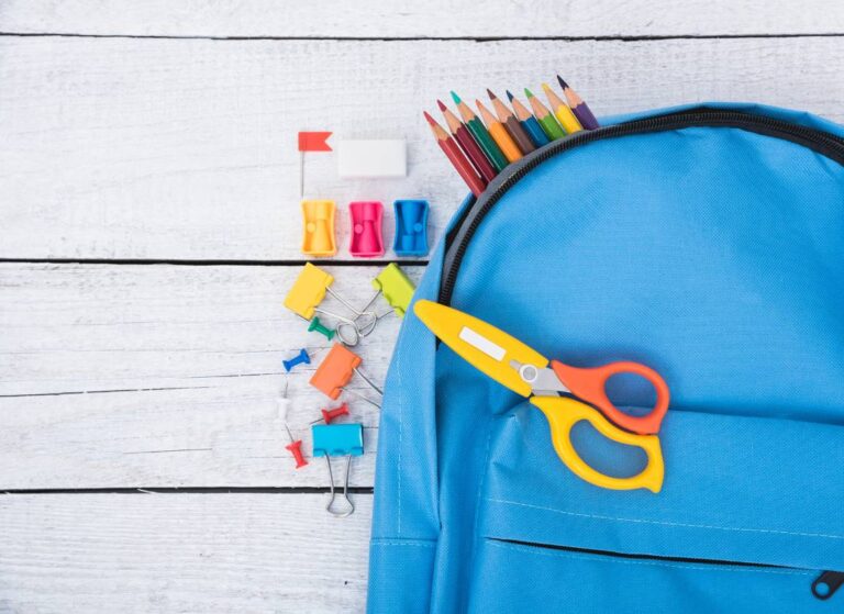 Niebieski plecak i kolorowe przybory szkolne. Obrazek w artykule: Edukacja włączająca - co to i dlaczego jest ważna?