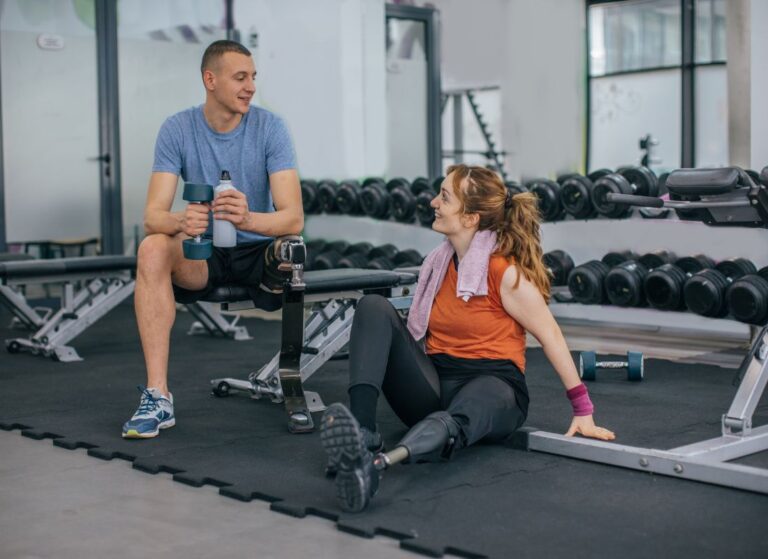 Osoby niepełnosprawne odpoczywają na sali gimnastycznej. Obrazek w artykule Fakty i mity o osobach z niepełnosprawnością: Prawda, która powinna być znana