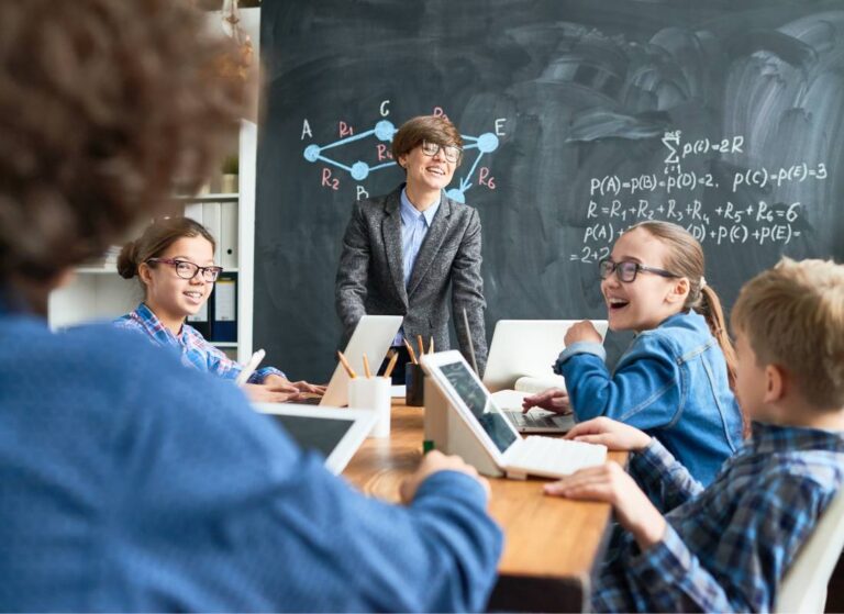 Grupa dzieci w trakcje zajęć integracyjnych. Obrazek w tekście: Inkluzja społeczna: co to jest i dlaczego jest ważna?