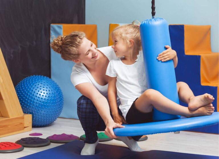 Kobieta ćwiczy z dzieckiem. Obrazek w artykule Co to jest integracja emocjonalna Terruwe?