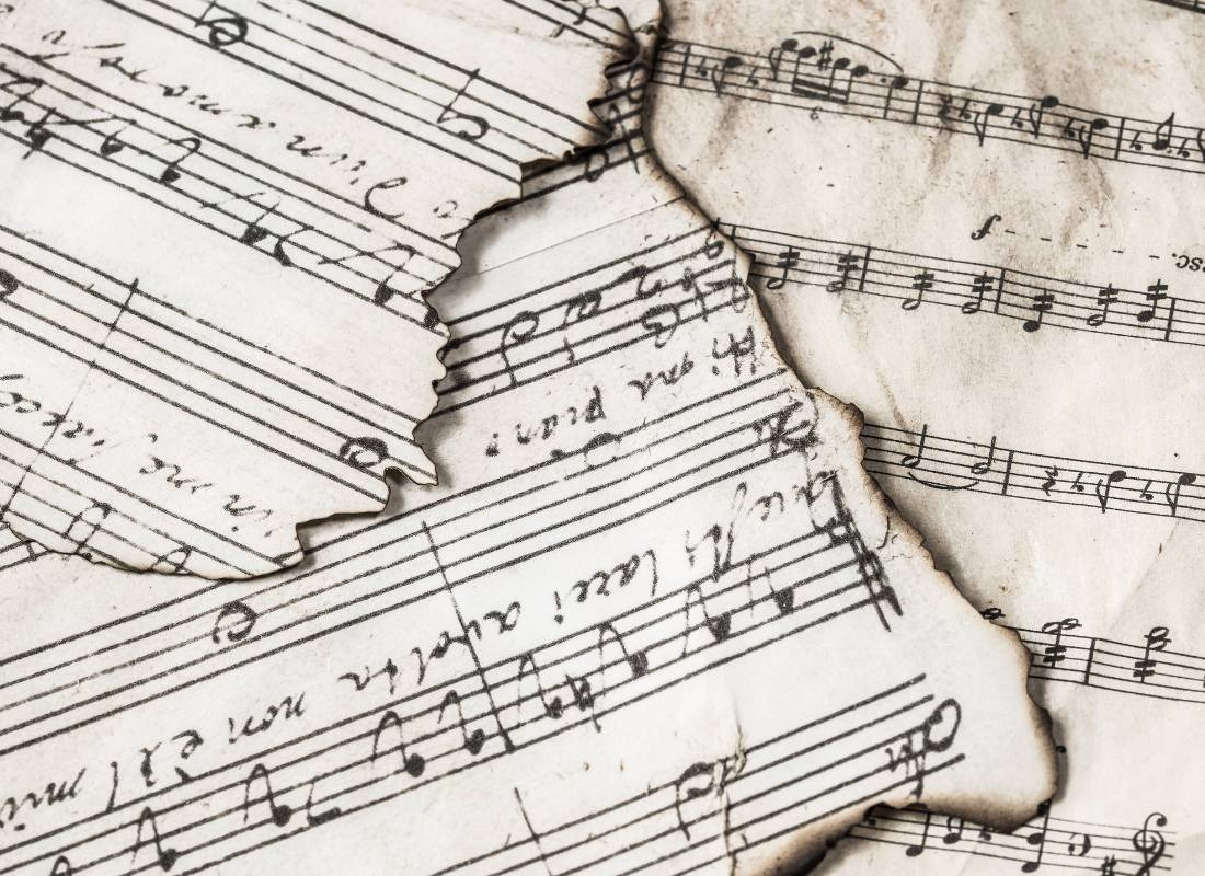 Fragmenty kartek z zapisem nutowym. Obrazek w artykule Muzyka integracja