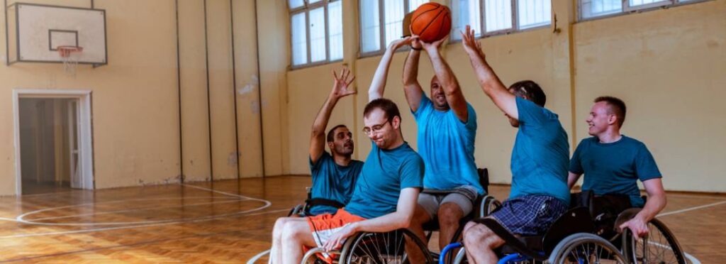 Koszykarze na wózkach. Obrazek w artykule: Niepełnosprawni sportowcy: jakie dyscypliny są dla nich odpowiednie?