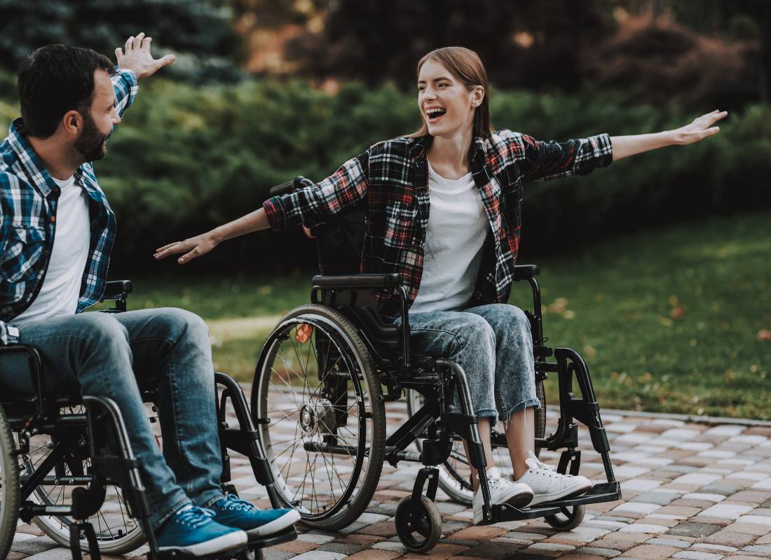 Para na wózkach w parku. Obrazek w artykule Niepełnosprawni w mieście: jak poprawić ich warunki życia?