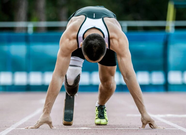 Niepełnosprawny sprinter na starcie. Obrazek w artykule: Paraolimpiada 2023: Kiedy i gdzie odbędą się igrzyska?