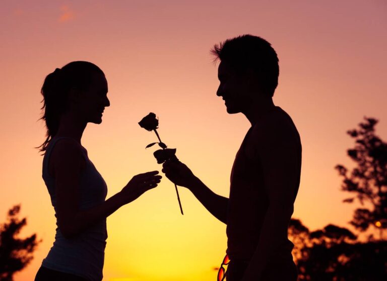 Para na randce na tle zachodu słońca. Obrazek w artykule Portal randkowy dla niepełnosprawnych