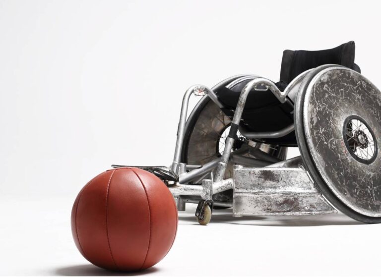 Wózek inwalidzki i piłka do siatkówki. Obrazek z artykułu: Sławne osoby z niepełnosprawnością: Przykłady inspirujących sukcesów