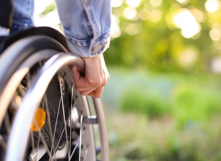 Niepełnosprawny na wózku. Obrazek w artykule: Choroba, którą miał Stephen Hawking - objawy i diagnoza