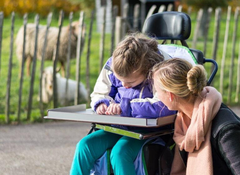 Osoba niepełnosprawna w zoo. Obrazek w artykule: Stereotypy na temat osób niepełnosprawnych: Jak wpływają na ich życie?