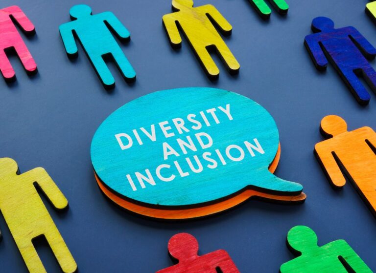 Kolorowe sylwetki ludzi. Obrazek w artykule: Uprzedzenia przykłady: jak rozpoznać i zwalczać?