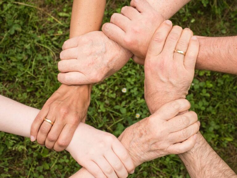 obrazek rąk dodany w artykule inkluzja