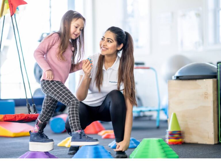 Dzieci podczas ćwiczeń. Obrazek w artykule Integracja sensoryczna dla maluchów